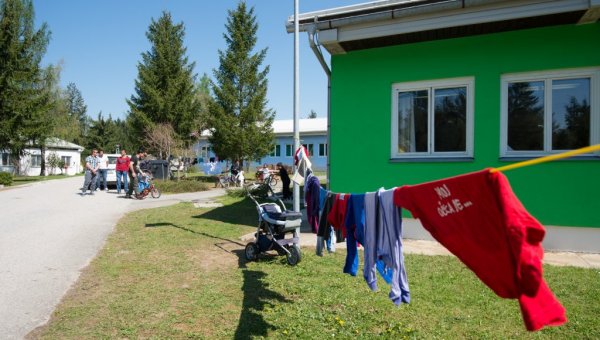 Slovenija mora letos sprejeti še 400 beguncev