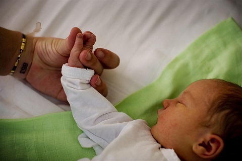 Poročilo »Preživetje in kakovosten razvoj: Boljša oskrba za vsakega novorojenčka«