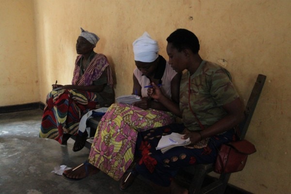 Za učenje nikoli ni prepozno – tečaj opismenjevanja v Ruandi