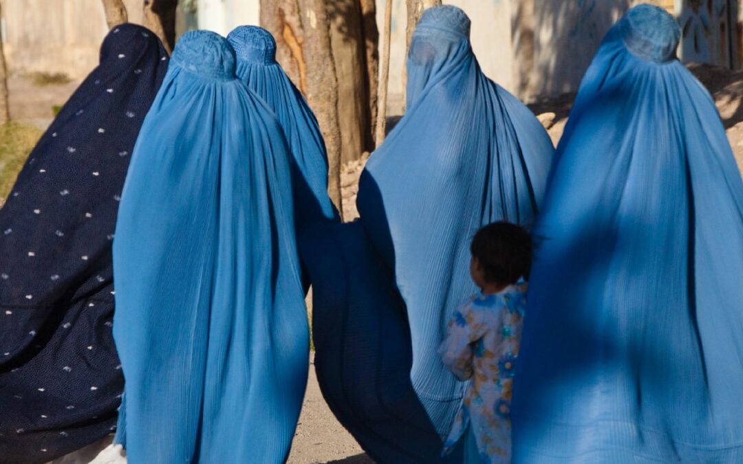 Ženske v burkah, Herat, Afganistan. Vir: Wikimedia Commons
