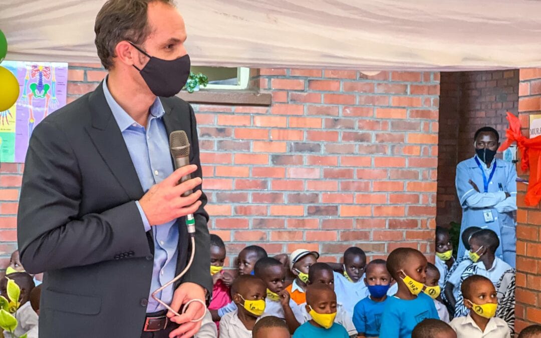 Minister Logar obiskal v Ruandi šolo, ki jo je zgradila Slovenija