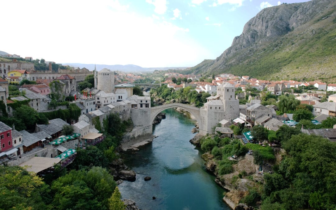 Mostar z mostom. Foto: Wikimedia Commons