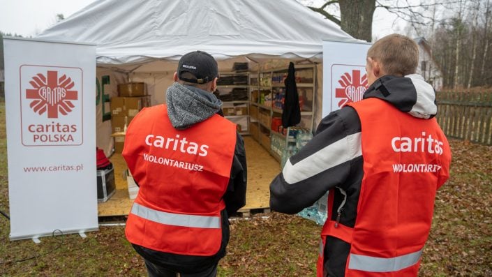 Caritas Poljska - šotori ob meji, kjer delijo pomoč beguncem