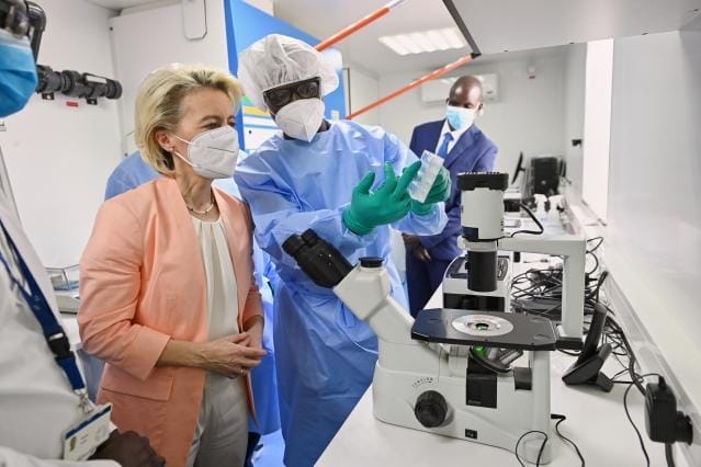 Predsednica evropske komisije Ursula von der Leyen med obiskom Inštituta Pasteur v Dakarju. Foto: EK