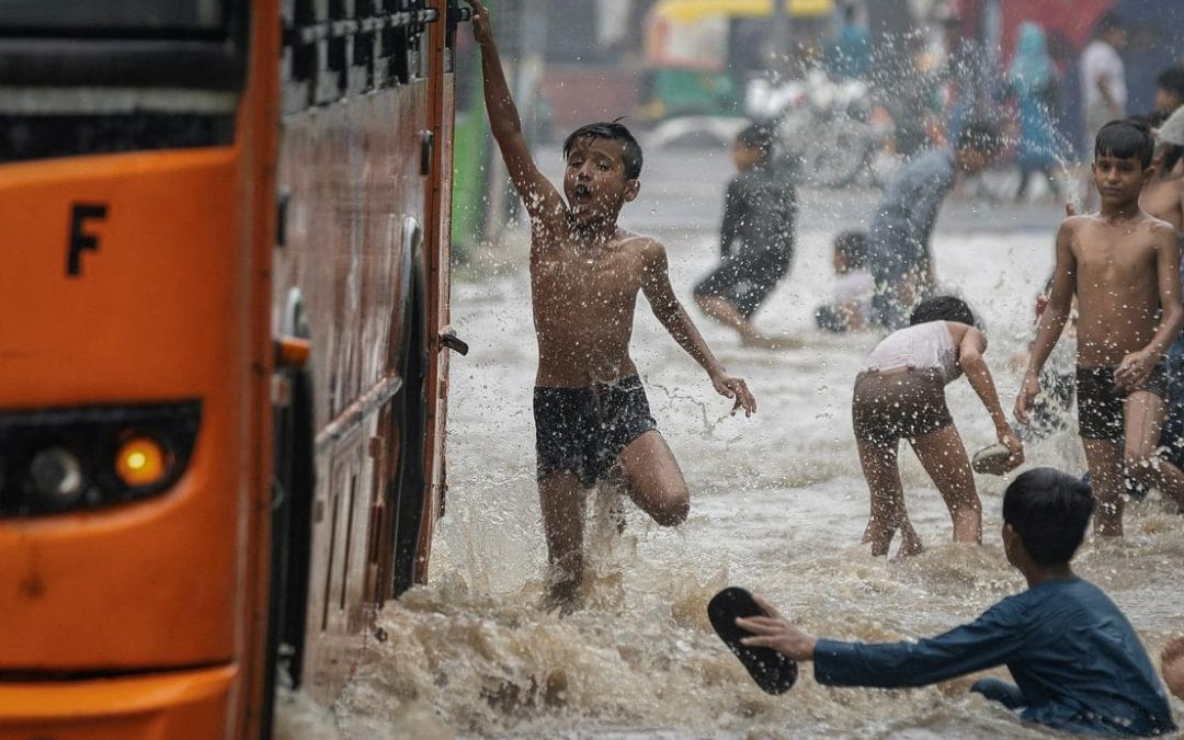 Iz New Delhija poročajo o največji količini dežja v več desetletjih