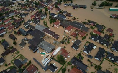Tornado, toča velika kot pest in katastrofalne poplave