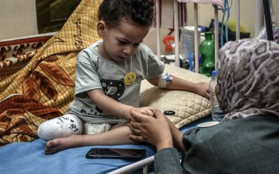 Ranjeni pacienti “čakajo na smrt” na severu Gaze, saj je zaprta še zadnja bolnišnica, ob naraščajoči “katastrofalni” stopnji lakote