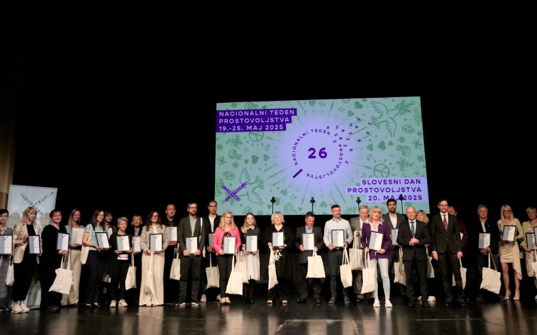 Slovesni dan prostovoljstva v Trbovljah: priznanja izjemnim prostovoljcem, mentorjem in občinam