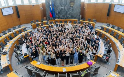 Otroški parlament v Državnem zboru: Otroci o šolskem sistemu – priprava na življenje ali le na teste?