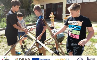 Delavnice ponovne uporabe – barvanje lesenih kalupov in izdelava Da Vincijevega mostu.