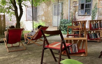 Knjižnica pod krošnjami v atriju Galerije Škuc